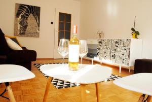 Yellow Apartment oposite ZOO (5 minutes walk to the Old Town)