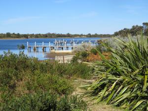 Lakes Entrance Waterfront Cottages with King Beds