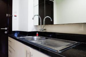 Comfy 1BR Twin Tower Apartment By Travelio