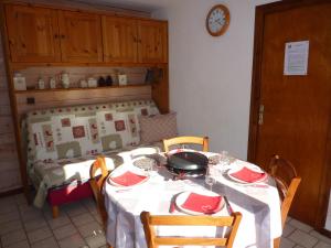 Appartements PLEIN SOLEIL appartement avec GARAGE pour SKI TROIS VALLEES et CURE THERMALE : photos des chambres