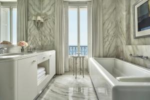 Hotels Grand-Hotel du Cap-Ferrat, A Four Seasons Hotel : Sea-View Suite King