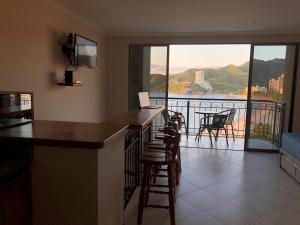 EDIFICO EL PEÑON DEL RODADERO APTO 405A VISTA al MAR FRENTE PLAYA RODADERO