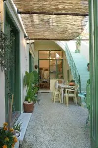 Pireas Port next to Metro Artistic House - 比雷埃夫斯