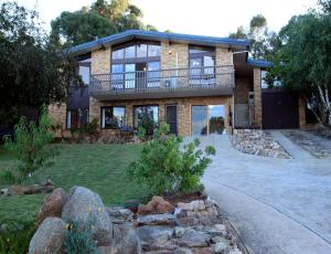 Alpine Apartment - Great location with views of Lake Jindabyne