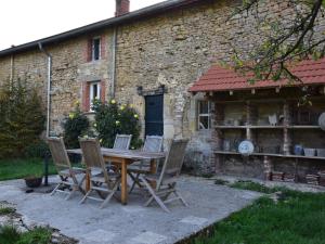 Maisons de vacances Romantic Holiday Home in Barricourt with Barbecue : photos des chambres