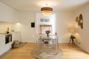 Designer Apartment with Pool by LovelyStay