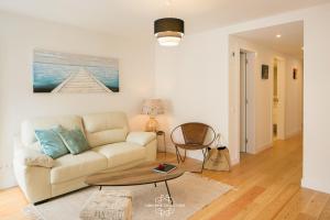 Designer Apartment with Pool by LovelyStay