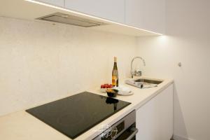 Designer Apartment with Pool by LovelyStay