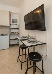 Central Studio! Fiber WiFi, AC, Private, Self Check-in!