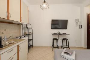 Central Studio! Fiber WiFi, AC, Private, Self Check-in!