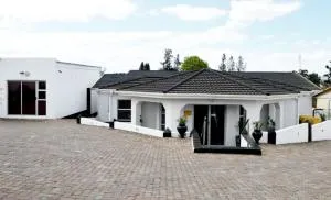 Shoes Guest House - Hole in the Wall