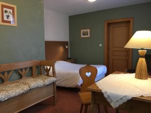 Hotels Hotel-Restaurant A La Couronne : photos des chambres