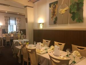 Hotels Hotel-Restaurant A La Couronne : photos des chambres