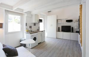 Appartements GregBnb - Studio Terrasse - PARKING INCLUS - CLIMATISE - 15min Gare : photos des chambres