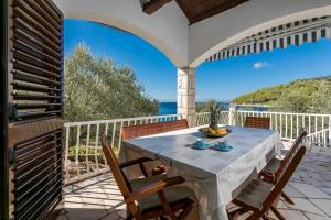 Chalet Villa - 20 m from the sea with spacious terrace Vela Luka (Vallegrande) Croazia