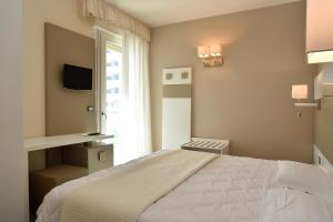 Chambre Quadruple Confort avec Balcon - Vue Latérale sur Mer
