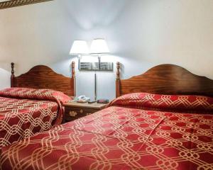 Double Room with Two Double Beds - Non-Smoking room in Econo Lodge Frackville