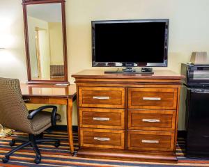 Queen Room with Two Queen Beds - Non-Smoking room in Econo Lodge Jefferson Hills Hwy 51