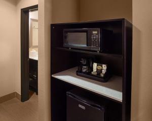 Queen Suite - Non-Smoking room in Comfort Suites Houston West At Clay Road