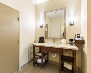 King Room - Non-Smoking room in Econo Lodge Inn & Suites East