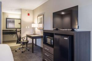 King Room - Smoking  room in Econo Lodge Inn & Suites North Little Rock
