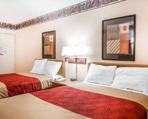 Double Room with Two Double Beds - Non-Smoking room in Econo Lodge McDonough