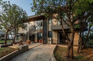 SaffronStays Falcon Hill, Lonavala - luxury villa with infinity pool near Lions Point