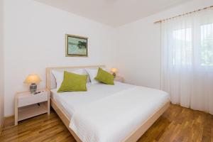 Apartment in Bol with sea view, terrace, air conditioning, Wi-Fi (155-1)