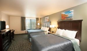 Two Queen Beds Land View - Accessible room in Park Point Marina Inn