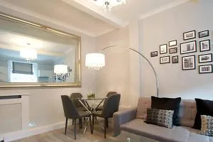 JOIVY Unique Old Town Stay under Edinburgh Castle - 爱丁堡