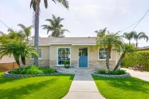 Ultimate Beach Bungalow - 1 block from beach - huge backyard - Carlsbad