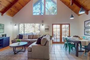 one bedroom house room in Hidden Pines