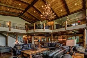 Whispering Pines Lodge: 9 Bedroom - Eagle River