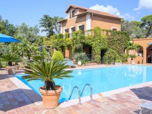 Characteristic mansion in Fréjus with pool