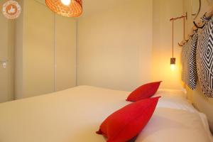 ALC - JJ481 - 9 min Palais and Beaches