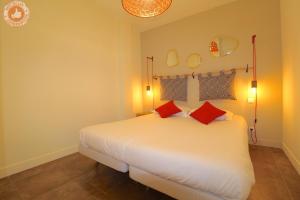 ALC - JJ481 - 9 min Palais and Beaches