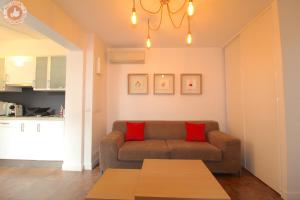 ALC - JJ481 - 9 min PALAIS AND BEACHES