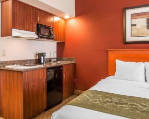 Executive Queen Suite with Two Queen Beds - Non-Smoking room in Comfort Suites Redmond Airport