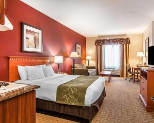 Executive Queen Suite with Two Queen Beds - Non-Smoking room in Comfort Suites Redmond Airport