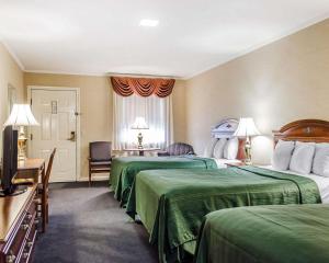 Deluxe Room with Three Double Beds - 1st floor room in Quality Inn Gettysburg Battlefield