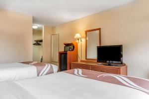 Double Room with Two Double Beds - Smoking room in Quality Inn Hermitage