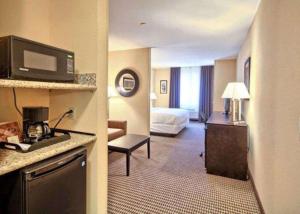 King Suite - Non-Smoking room in Comfort Suites Lewisburg