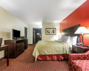 King Room - Non-Smoking room in Quality Inn West - Sweetwater