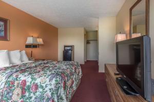 Standard Double Room - Non-Smoking room in Rodeway Inn Jackson