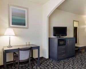 King Suite - Non-Smoking room in Quality Inn Buffalo