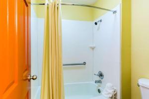 Queen Room with Two Queen Beds - Non-Smoking room in Rodeway Inn - Galveston