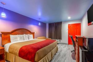 King Suite - Accessible/Non-Smoking room in Econo Lodge Houston