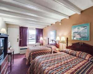 Double Room with Two Double Beds - Smoking room in Rodeway Inn Galax Highway 58