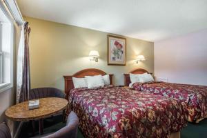 Standard Double Room with Two Double Beds room in Rodeway Inn - Bellows Falls