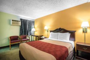 Queen Room - Non-Smoking room in Econo Lodge Brattleboro